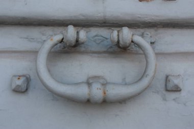 Eski bir kapının eski pirinç kapı tokmağı, İtalya, Roma