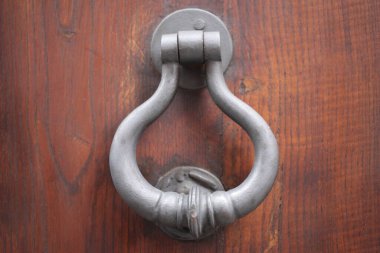 Eski bir kapının eski pirinç kapı tokmağı, İtalya, Roma