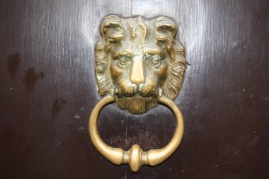 Eski bir kapının eski pirinç kapı tokmağı, İtalya, Roma