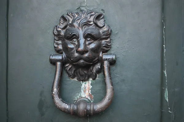 Ročník Mosazný Klepadlo Staré Dveře Itálie Řím — Stock fotografie