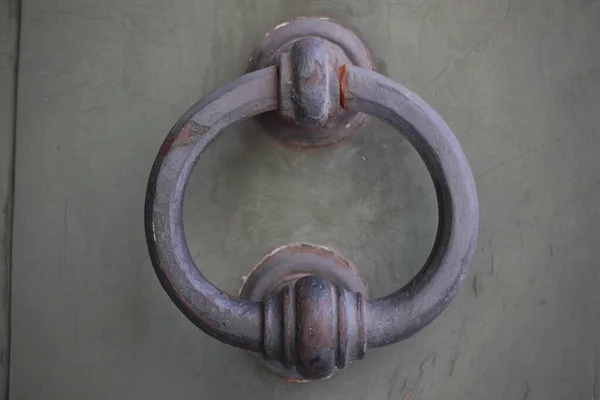 Vintage Μπρούτζινη Πόρτα Knocker Μια Παλιά Πόρτα Ιταλία Ρώμη — Φωτογραφία Αρχείου