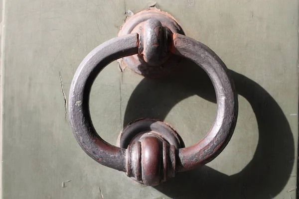 Vintage Batedor Porta Bronze Uma Porta Velha Itália Roma — Fotografia de Stock