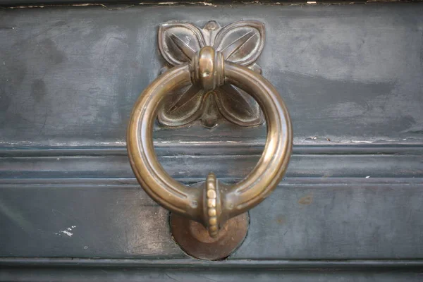 Vintage Μπρούτζινη Πόρτα Knocker Μια Παλιά Πόρτα Ιταλία Ρώμη — Φωτογραφία Αρχείου