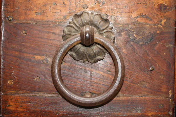 Vintage Μπρούτζινη Πόρτα Knocker Μια Παλιά Πόρτα Ιταλία Ρώμη — Φωτογραφία Αρχείου