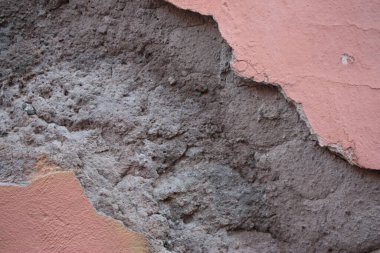 Daha da eski bir doğal taş cephesinde çok eski bir alçı parçası, İtalya, Roma