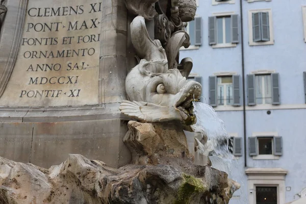 Ενεργό Σιντριβάνι Αντίκα Στην Πλατεία Της Πόλης Ιταλία Ρώμη — Φωτογραφία Αρχείου