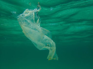 Suyun altında plastik çöp, Ege Denizi, Yunanistan, Halkidiki. Deniz kirliliği.