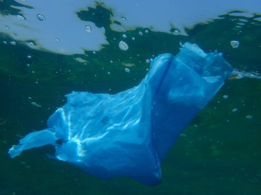 Suyun altında plastik çöp, Ege Denizi, Yunanistan, Halkidiki. Deniz kirliliği.
