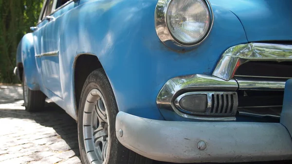 Eski arabanın ön görüntüsü yakın plan, Küba, Havana