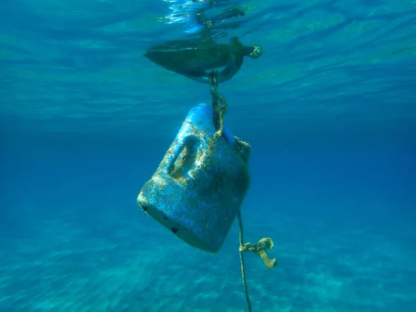 典型的な違法停泊海底 エーゲ海 ギリシャ Halkidiki 海の汚染とダイバーやスイマーへの危険 — ストック写真