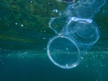 Suyun altında plastik çöp, Ege Denizi, Yunanistan, Halkidiki. Deniz kirliliği.