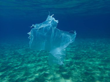 Suyun altında plastik çöp, Ege Denizi, Yunanistan, Halkidiki. Deniz kirliliği.