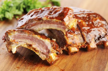 Barbekü kaburga dilimlenmiş