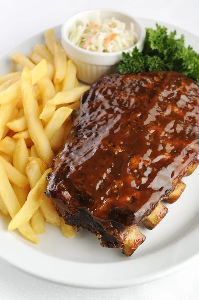 Izgara Barbekü kaburga ve patates kızartması