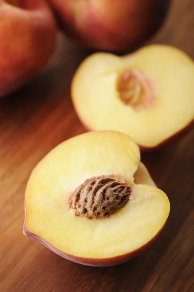 Peach halveras — Stockfoto