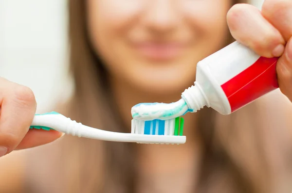 Cepillo de dientes con pasta de dientes —  Fotos de Stock