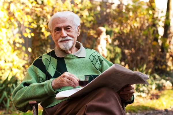 Elderly man reading the paper — Stock Photo, Image