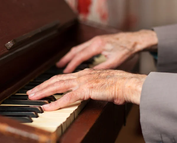 Hands playing a harmonium — Stock Photo, Image