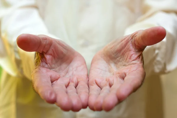 The concept of giving - Elderly man — Stock Photo, Image