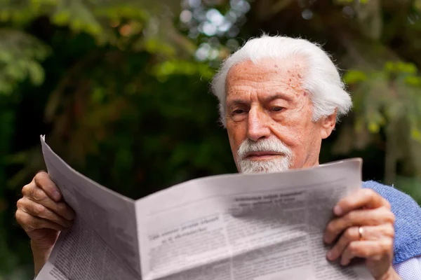 Leyendo el periódico — Foto de Stock