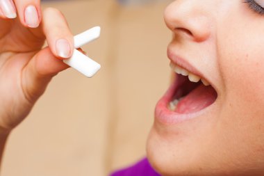 çiğneme diş etleri alarak