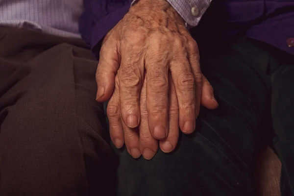 Manos envejecidas. Apoyo en pareja de matrimonio antiguo. — Foto de Stock