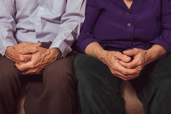 Abuela y abuelo sentados juntos en el sofá. — Foto de Stock