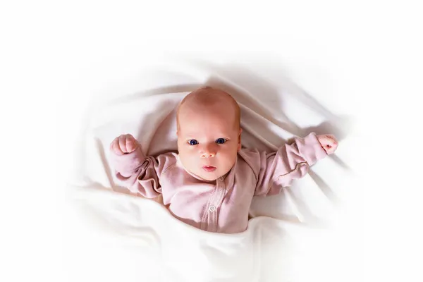 Neonato ragazza su coperta isolato su bianco. — Foto Stock