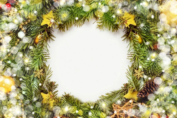 Frontera redonda de Navidad. Abeto, decoración, conos, estrellas. —  Fotos de Stock