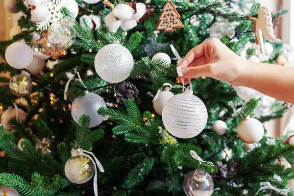 Bola branca para árvore de Natal na mão. — Fotografia de Stock