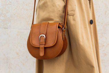  Uzun kayışlı bej rengi küçük çanta..