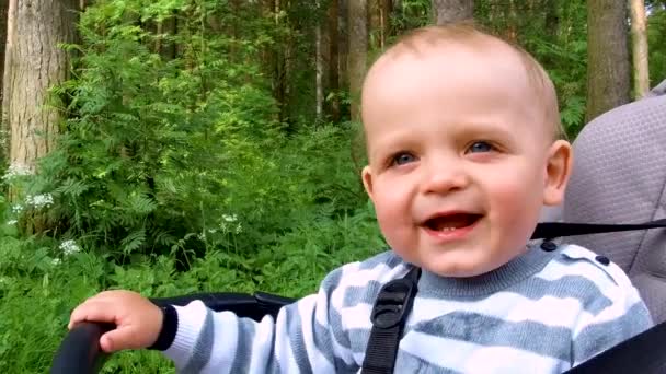 Petit garçon souriant et riant pendant la promenade. — Video