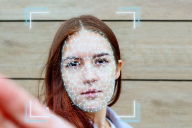 Ai kimlik doğrulama biyometrisi sırasında genç kadın yüzü.