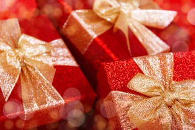 Kırmızı hediye kutuları, altın fiyonklar. Yaklaş..