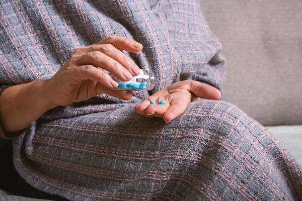 Ältere Kaukasierin verschüttet medizinische Tabletten. — Stockfoto