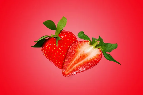 Frische reife Erdbeeren auf rotem Hintergrund. Nahaufnahme. — Stockfoto