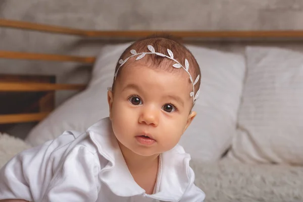 Little baby girl standing on all fours. — Stock Photo, Image