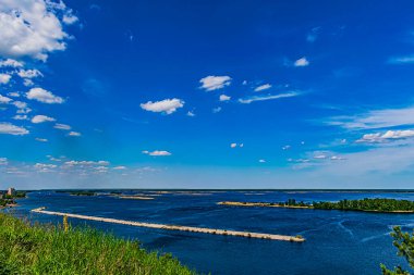 Trypillya köyündeki tepenin yanındaki Dnipro nehrinin manzarası.