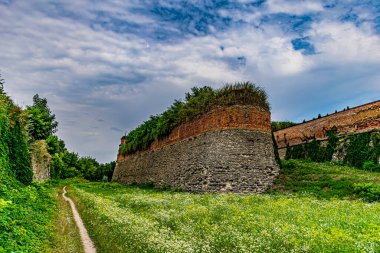 Dubno Kalesi 'nin savunma duvarına uzaktan bak.