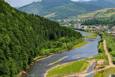 Ukrayna Karpatları 'ndaki dağ nehrinin manzarası
