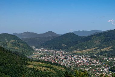 Ukrayna Karpatları 'ndaki dağların manzarası