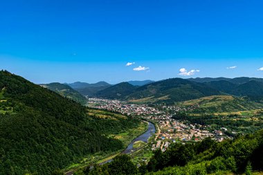 Ukrayna Karpatları 'ndaki dağların manzarası