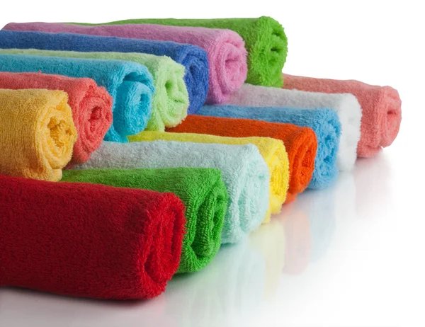 Conjunto de toallas de colores en blanco . — Foto de Stock