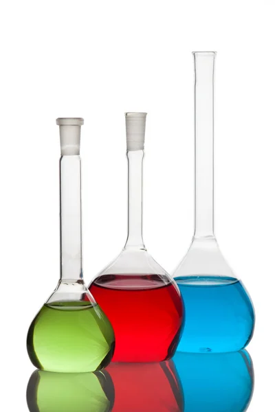 色とりどりの液体で満たされた実験用ガラス器具のセット. ロイヤリティフリーのストック写真