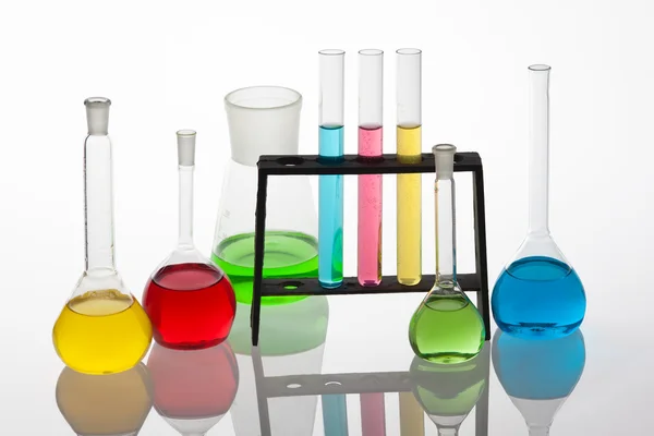 Chemisty sada s laboratorní sklo s různými colou — Stock fotografie