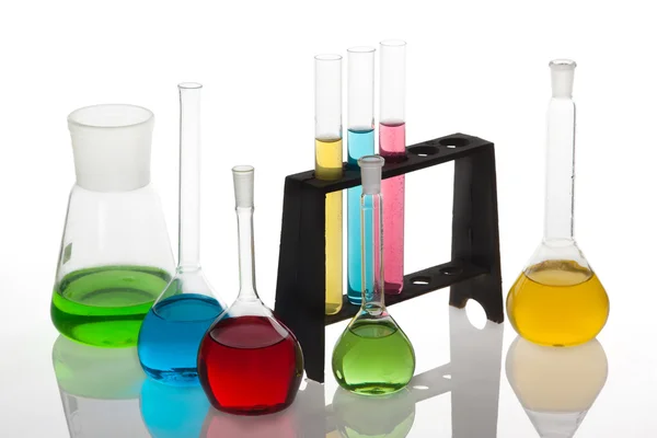 Juego de química con tubos de ensayo y vasos de precipitados llenos de multicolo — Foto de Stock