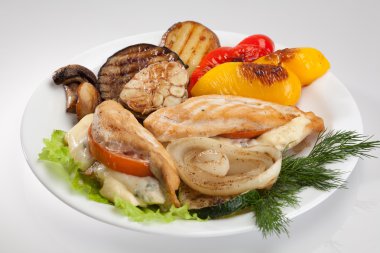 Tabakta kızarmış tavuk.