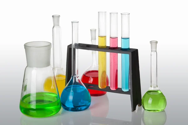 Conjunto químico com tubos de ensaio, frascos e taças — Fotografia de Stock