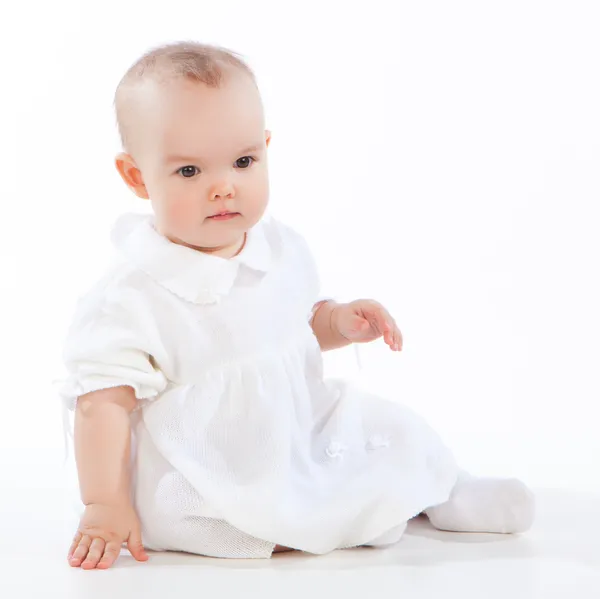 Kleines Mädchen auf dem Boden sitzend — Stockfoto