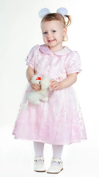 小女孩站在充分的成长与玩具和微笑 — 图库照片